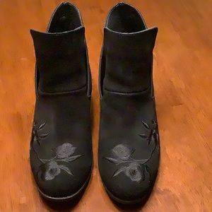 Me Too Zena embroidered booties 9.5 W
